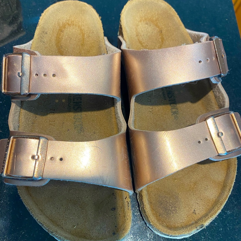 Girls Birkenstock sandal size 33. Metallic pink.